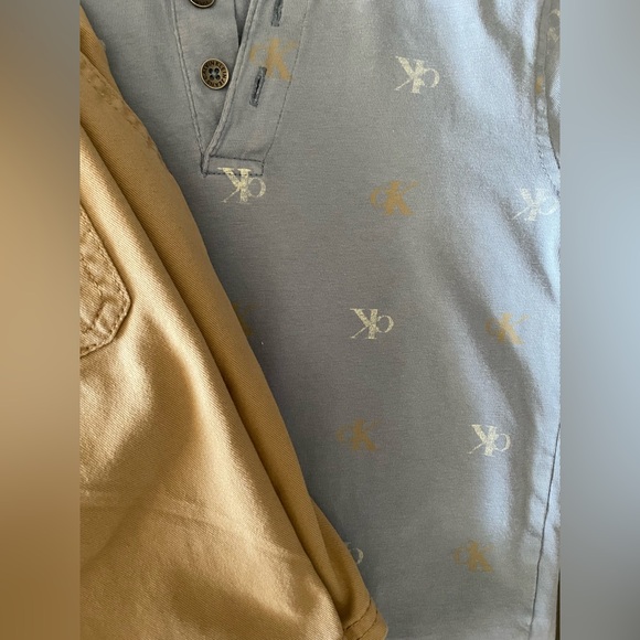 💯 Cotton Calvin Klein Light Blue Polo all over logo with Tan Shorts - Picture 14 of 16